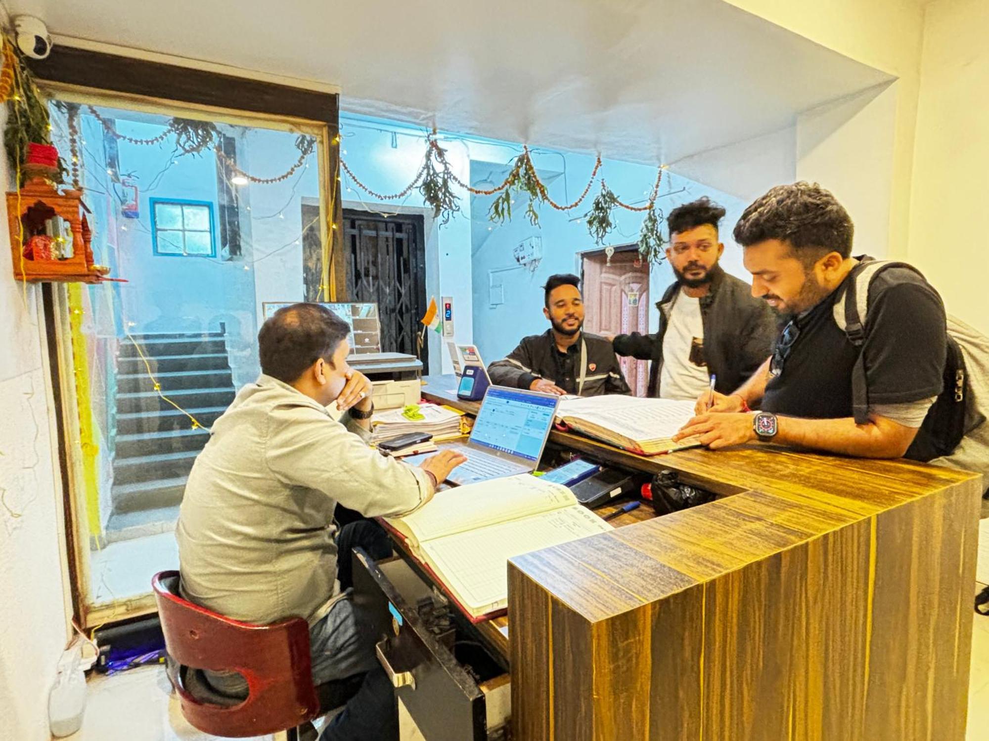 Madsquad Hostel Dorms & Rooms Varanasi Exterior photo